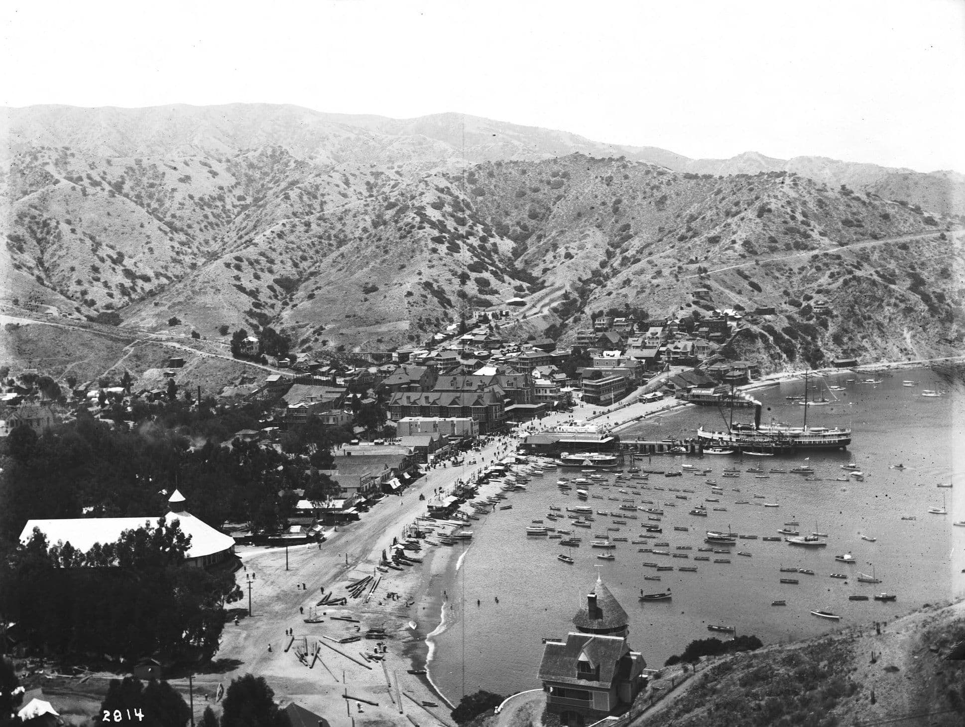 Avalon’s waterfront crowded with visitors in 1905